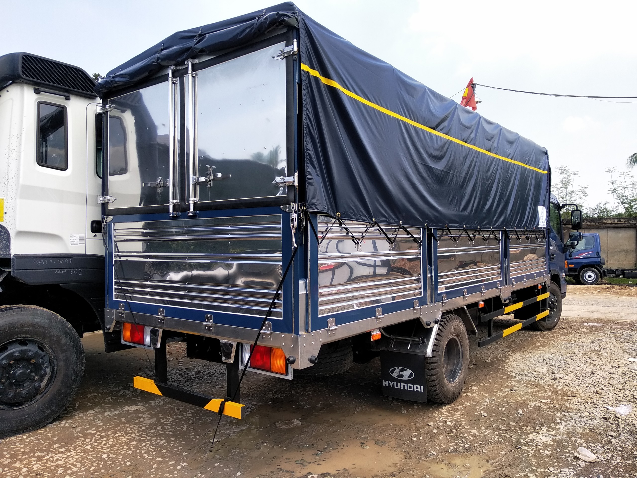 hyundai mighty ex8 cabin vuông